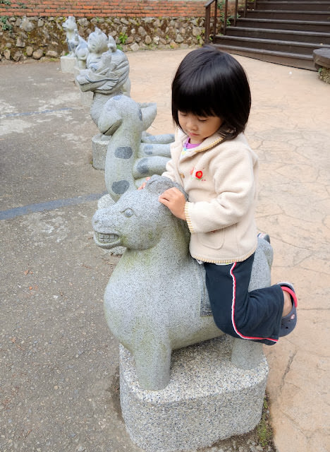 充滿孩子的笑語 清境小旅行 [2Y10M+] 小瑞士紙箱王、黃慶果園民宿的樹屋親子房、博望新村、畜牧步道
