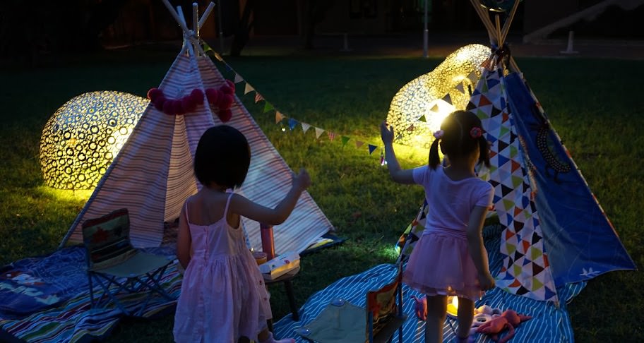 夏日夜晚的戶外生日派對