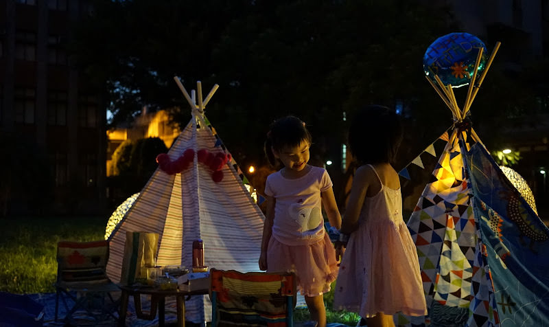 夏日夜晚的戶外生日派對