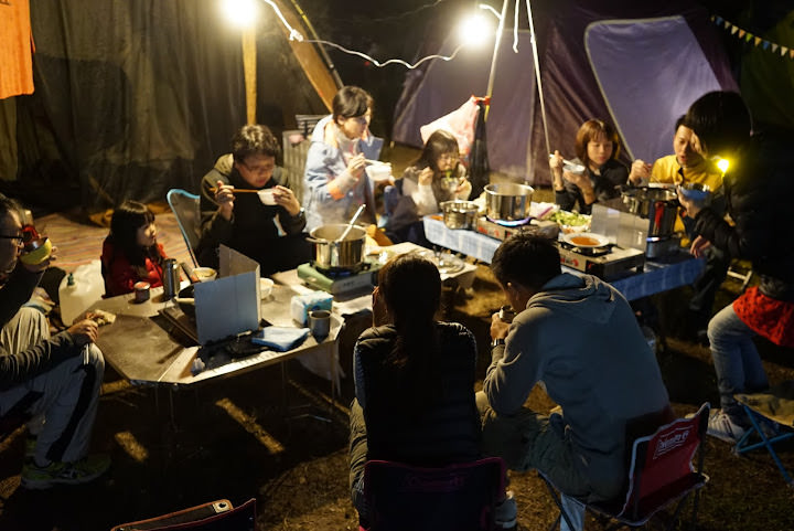 苗栗 不遠山莊露營區 。有很大的草坪，大樹也很漂亮