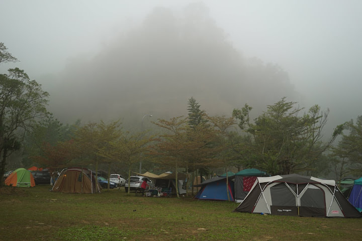 苗栗 不遠山莊露營區 。有很大的草坪，大樹也很漂亮