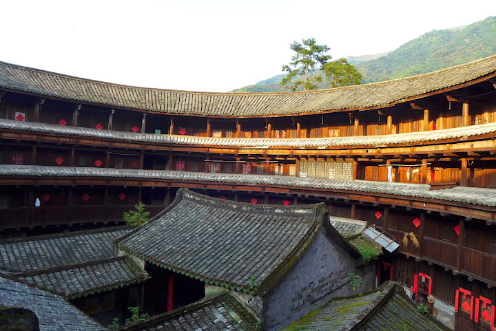 南溪土樓群: 書香門第衍香樓、荒涼廢墟立本樓、回音繚繞環極樓