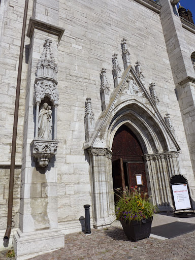 瑞典 哥德蘭島 Visby: St. Mary’s Cathedral 和女兒一起在教堂裡畫畫