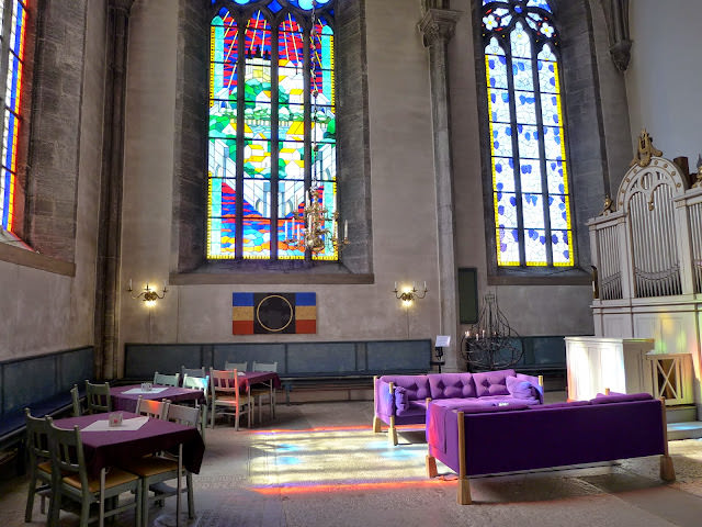 瑞典 哥德蘭島 Visby: St. Mary’s Cathedral 和女兒一起在教堂裡畫畫