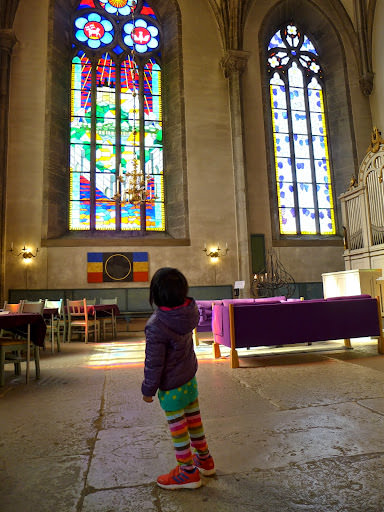 瑞典 哥德蘭島 Visby: St. Mary’s Cathedral 和女兒一起在教堂裡畫畫