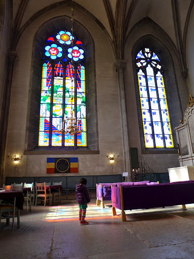瑞典 哥德蘭島 Visby: St. Mary’s Cathedral 和女兒一起在教堂裡畫畫