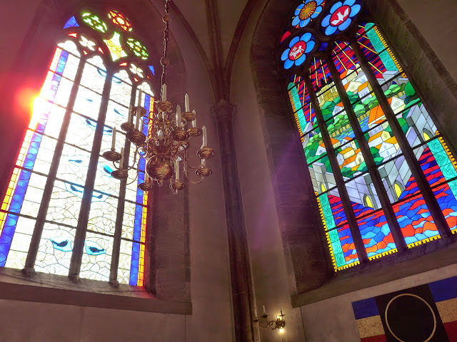 瑞典 哥德蘭島 Visby: St. Mary’s Cathedral 和女兒一起在教堂裡畫畫