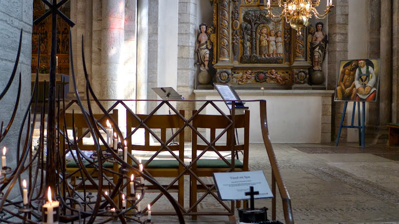 瑞典 哥德蘭島 Visby: St. Mary’s Cathedral 和女兒一起在教堂裡畫畫