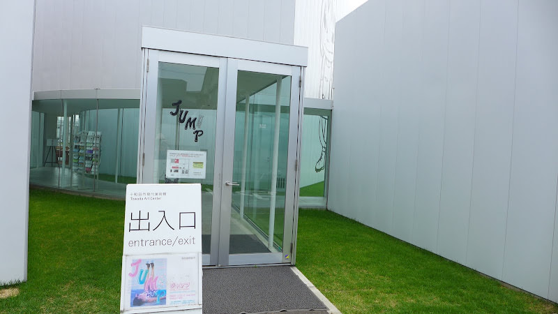 青森縣：十和田市現代美術館。街道上的繽紛戶外裝置藝術展覽場