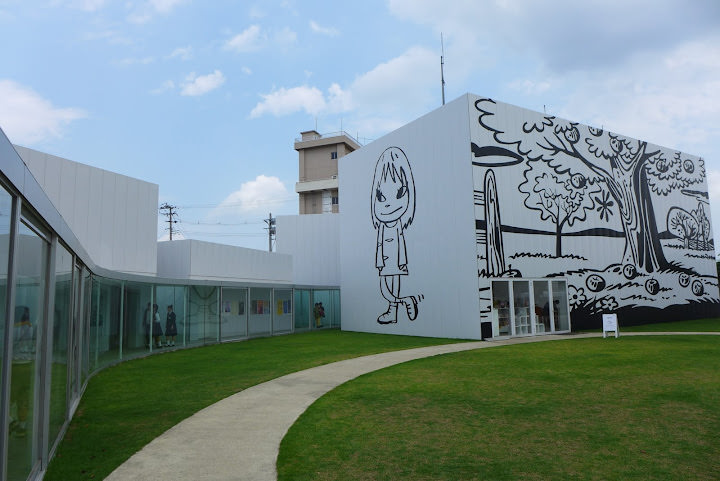 青森縣：十和田市現代美術館。街道上的繽紛戶外裝置藝術展覽場