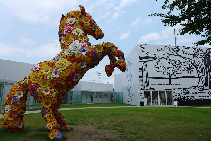 青森縣：十和田市現代美術館。街道上的繽紛戶外裝置藝術展覽場
