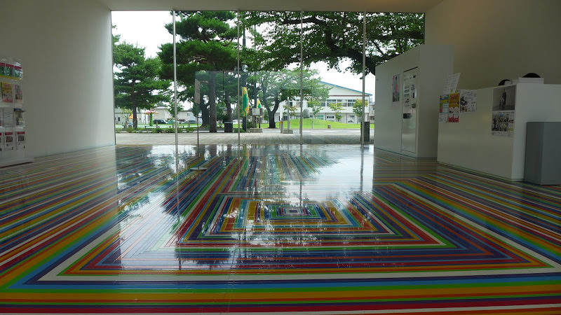 青森縣：十和田市現代美術館。街道上的繽紛戶外裝置藝術展覽場