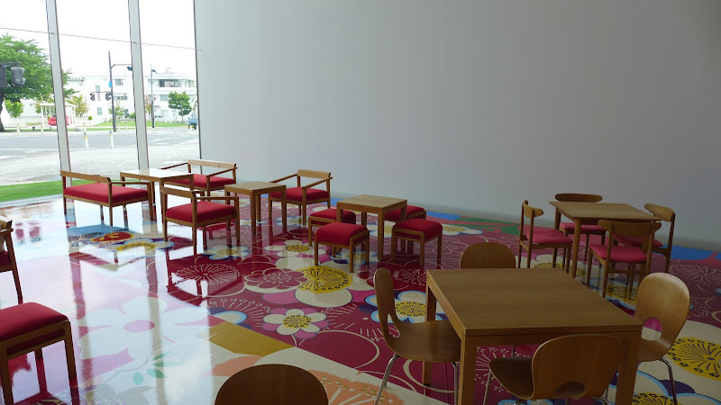 青森縣：十和田市現代美術館。街道上的繽紛戶外裝置藝術展覽場