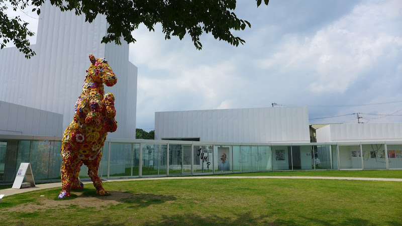 青森縣：十和田市現代美術館。街道上的繽紛戶外裝置藝術展覽場