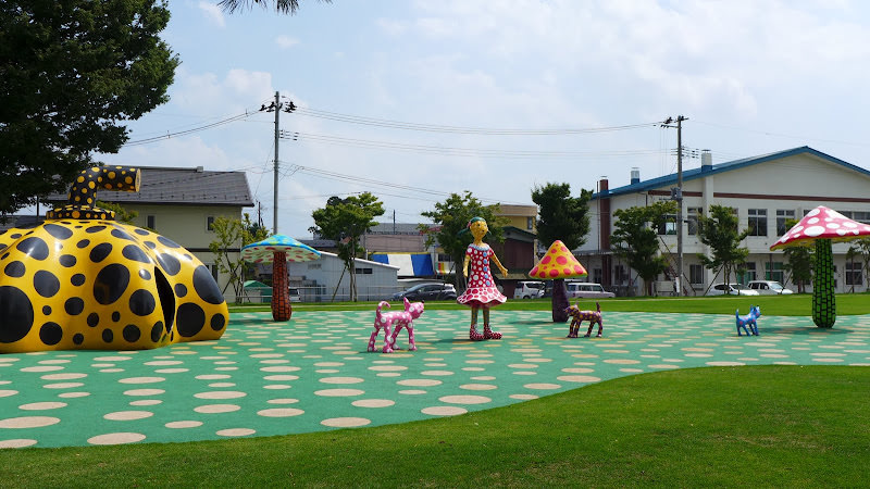 青森縣：十和田市現代美術館。街道上的繽紛戶外裝置藝術展覽場