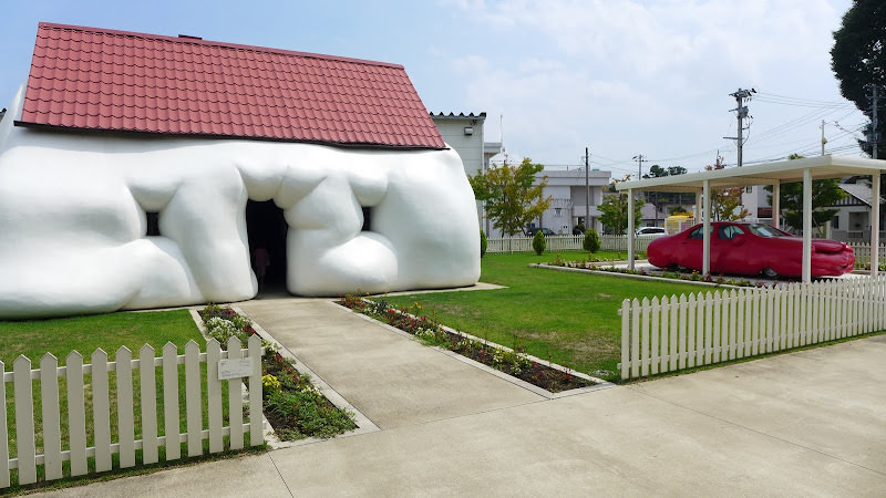 青森縣：十和田市現代美術館。街道上的繽紛戶外裝置藝術展覽場