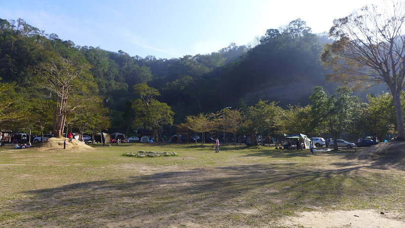 苗栗 不遠山莊露營區 。有很大的草坪，大樹也很漂亮