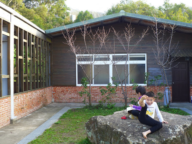 苗栗 不遠山莊露營區 。有很大的草坪，大樹也很漂亮