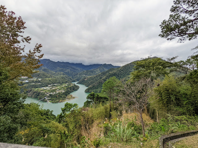 桃園 復興區: 遠眺溪谷與群山的開闊風景 角板山行館
