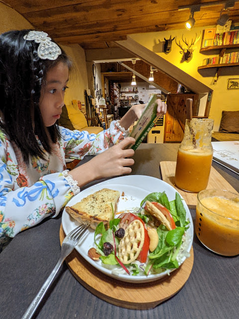 三芝小旅行: 療癒海景咖啡 Villa Sugar、山中的綠意溫室 Papa在三芝 民宿 咖啡廳、兩層樓高書牆秘密基地 有故事也居