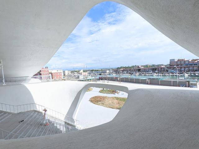 桃園新屋 永安海螺館 享受海景的流線造型純白建築