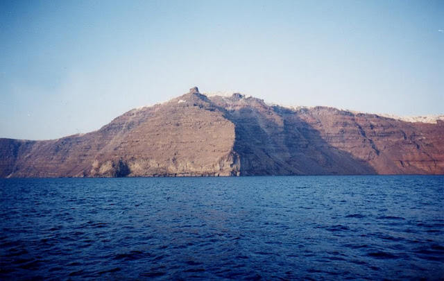希臘小島 聖托里尼 Santorini 飛過一個新月形狀的小島，有著關於火山爆發，失落的世界的迷人傳說