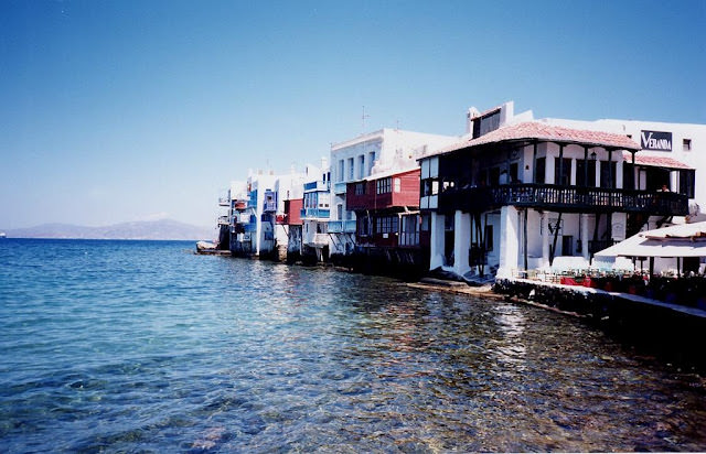 希臘小島 米克諾斯 Mykonos 深藍的愛琴海、淺藍的天空、教堂的藍色圓頂