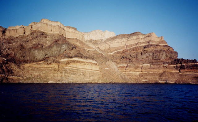 希臘小島 聖托里尼 Santorini 飛過一個新月形狀的小島，有著關於火山爆發，失落的世界的迷人傳說