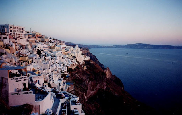 希臘小島 聖托里尼 Santorini 飛過一個新月形狀的小島，有著關於火山爆發，失落的世界的迷人傳說