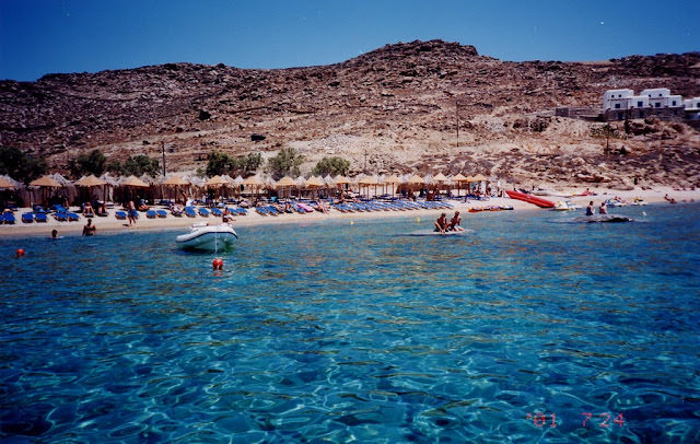 希臘小島 米克諾斯 Mykonos 深藍的愛琴海、淺藍的天空、教堂的藍色圓頂