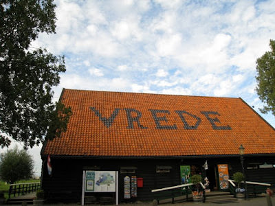 The Netherlands 初秋荷蘭的大城小鎮 – II: 羅宮 Paleis Het Loo、羊角村 Giethoorn、沃倫丹 Volendam、阿姆斯特丹 Amsterdam