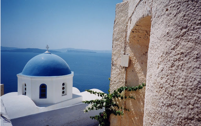希臘小島 聖托里尼 Santorini 飛過一個新月形狀的小島，有著關於火山爆發，失落的世界的迷人傳說