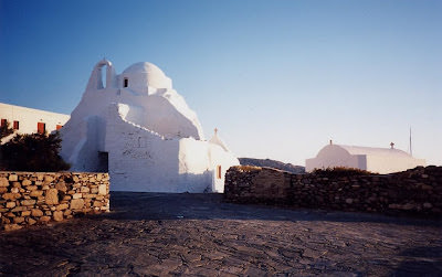 希臘小島 米克諾斯 Mykonos 深藍的愛琴海、淺藍的天空、教堂的藍色圓頂