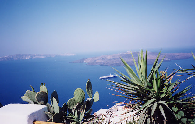 希臘小島 聖托里尼 Santorini 飛過一個新月形狀的小島，有著關於火山爆發，失落的世界的迷人傳說
