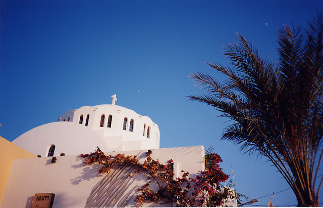 希臘小島 聖托里尼 Santorini 飛過一個新月形狀的小島，有著關於火山爆發，失落的世界的迷人傳說