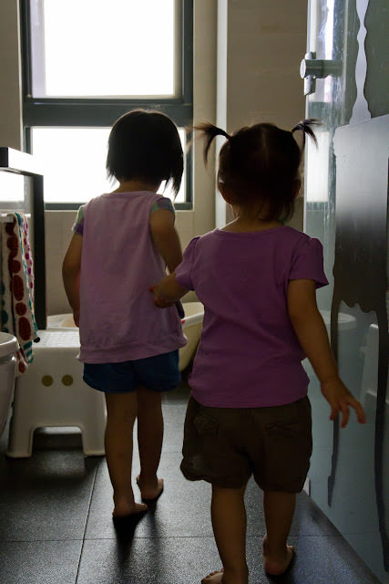 2Y8M+ [I] 小小孩拿大相機