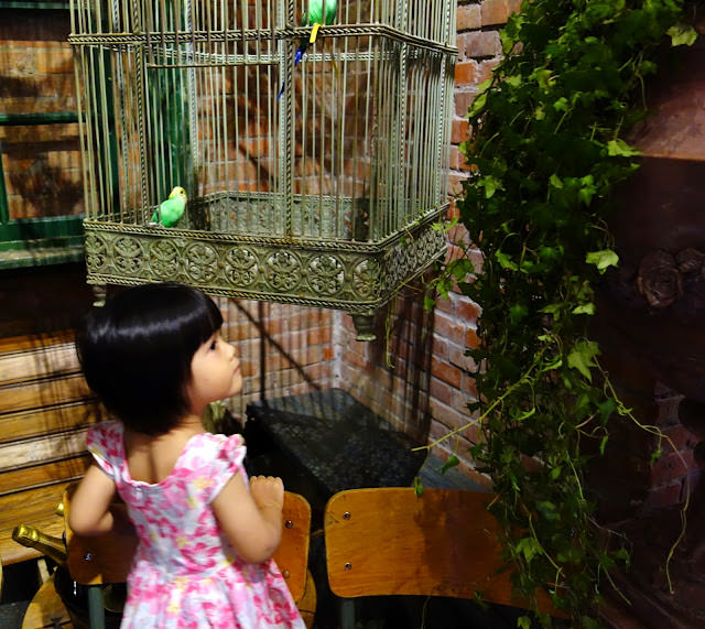 2Y8M+ [I] 小小孩拿大相機