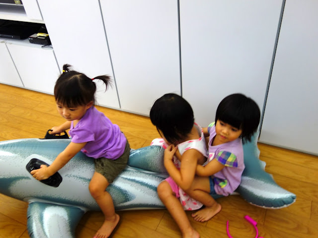 2Y8M+ [I] 小小孩拿大相機