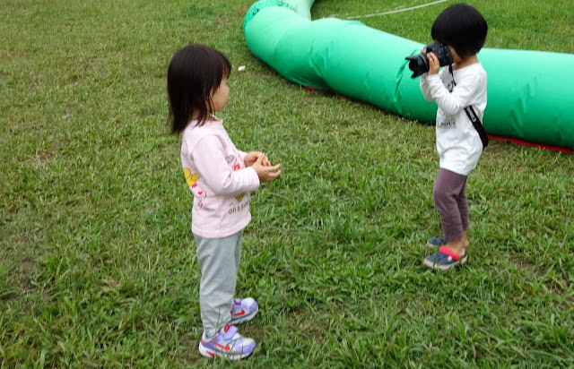 2Y8M+ [I] 小小孩拿大相機