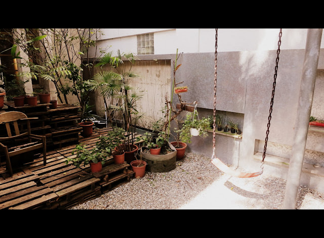 伊聖詩私房書櫃 Charming Reading Space with Aroma of Food and Herbal Essences