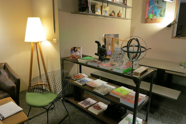 伊聖詩私房書櫃 Charming Reading Space with Aroma of Food and Herbal Essences