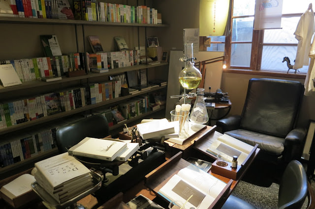 伊聖詩私房書櫃 Charming Reading Space with Aroma of Food and Herbal Essences