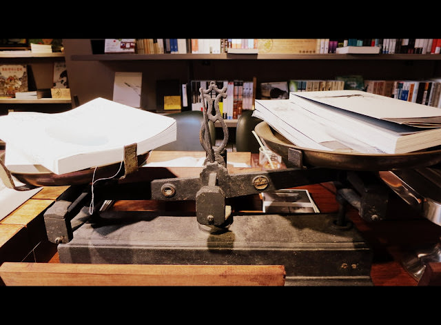 伊聖詩私房書櫃 Charming Reading Space with Aroma of Food and Herbal Essences