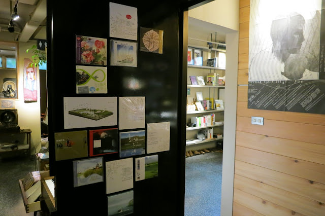 伊聖詩私房書櫃 Charming Reading Space with Aroma of Food and Herbal Essences