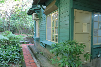 伊聖詩私房書櫃 Charming Reading Space with Aroma of Food and Herbal Essences