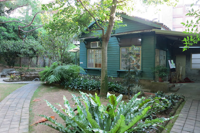 伊聖詩私房書櫃 Charming Reading Space with Aroma of Food and Herbal Essences