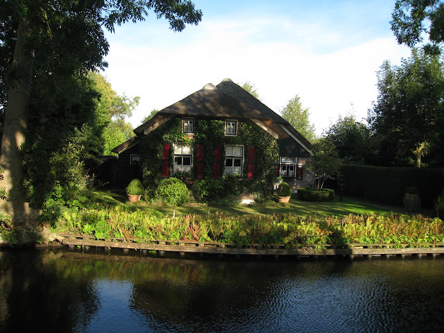 The Netherlands 初秋荷蘭的大城小鎮 – II: 羅宮 Paleis Het Loo、羊角村 Giethoorn、沃倫丹 Volendam、阿姆斯特丹 Amsterdam