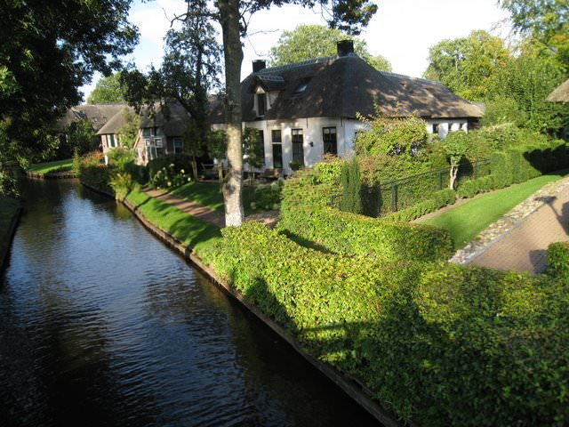 The Netherlands 初秋荷蘭的大城小鎮 – II: 羅宮 Paleis Het Loo、羊角村 Giethoorn、沃倫丹 Volendam、阿姆斯特丹 Amsterdam