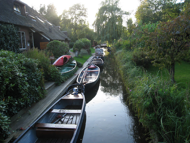 The Netherlands 初秋荷蘭的大城小鎮 – II: 羅宮 Paleis Het Loo、羊角村 Giethoorn、沃倫丹 Volendam、阿姆斯特丹 Amsterdam