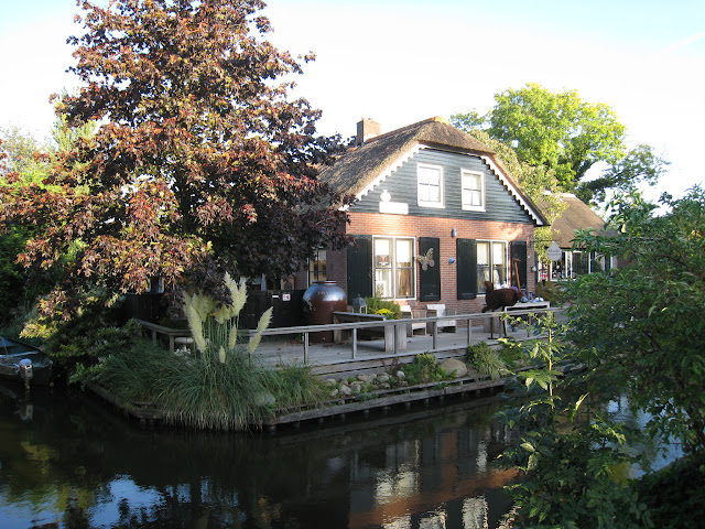 The Netherlands 初秋荷蘭的大城小鎮 – II: 羅宮 Paleis Het Loo、羊角村 Giethoorn、沃倫丹 Volendam、阿姆斯特丹 Amsterdam